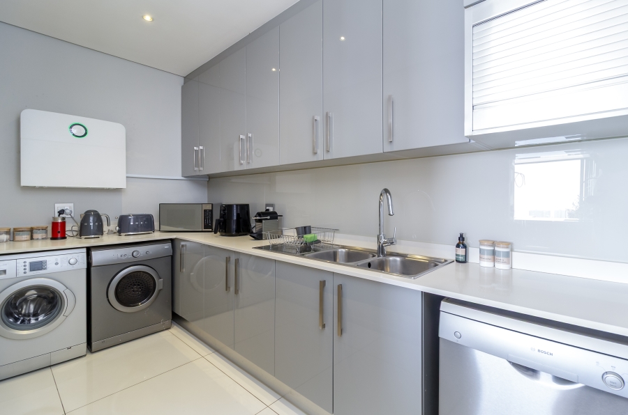 To Let 3 Bedroom Property for Rent in Green Point Western Cape